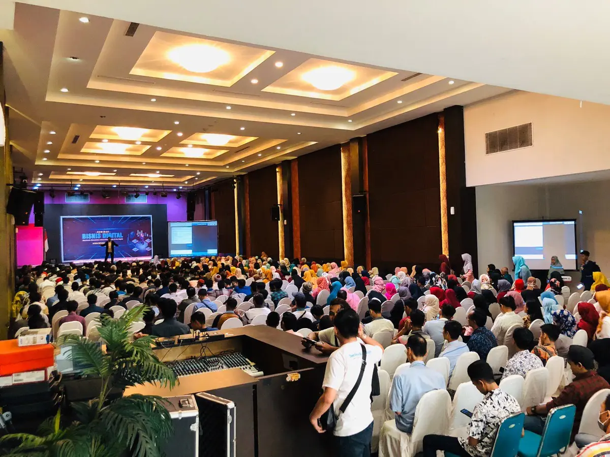 Seminar bisnis digital dengan ratusan peserta